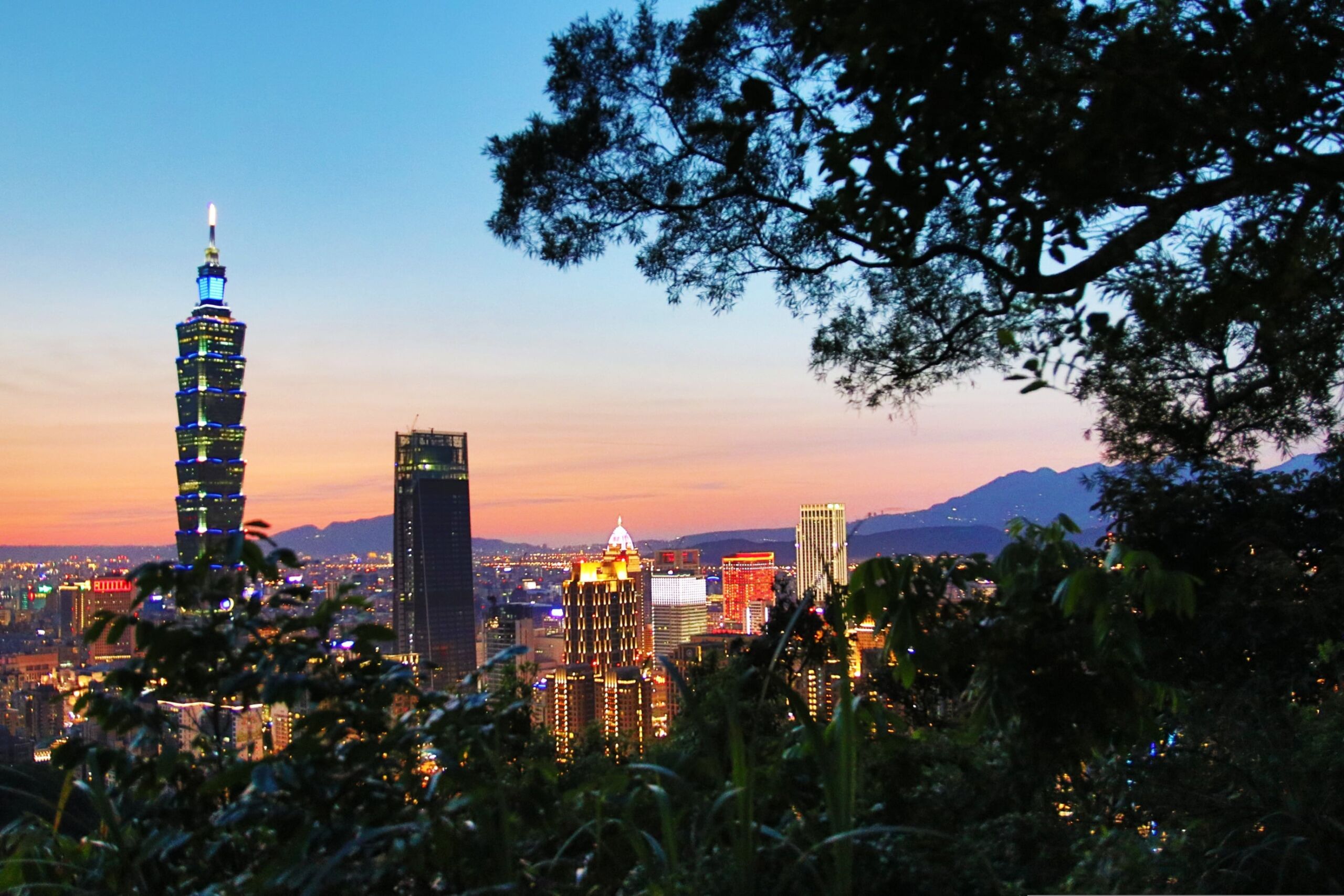Ein Bild mit einem Auszug der Skyline von Taipei zur Dämmerung, Bildquelle: george17168, pixabay